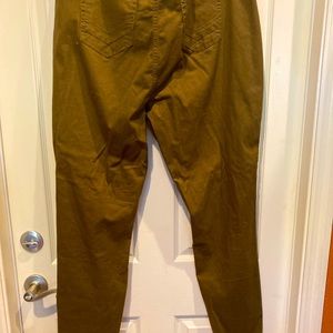 Never worn ripped skinny pants. 97% cotton and 3% spandex. Olive green.